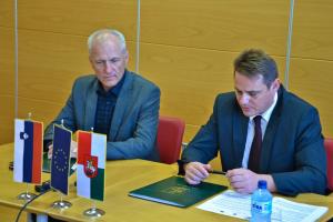 Mag. Marko Diaci in direktor podjetja Remont d.d. Celje Bogomir Amon ob podpisu pogodbe